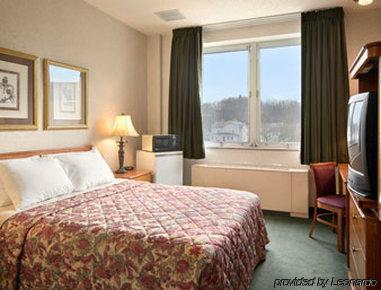 Elkins Inn And Suites الغرفة الصورة
